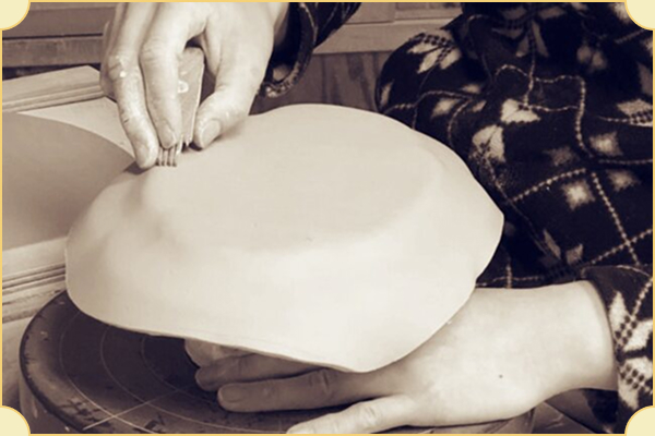 陶芸作品制作中の手元